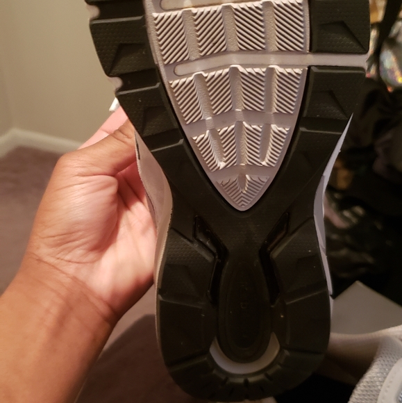 990 v5 men's 8.5 New Balance shoes - Picture 7 of 7